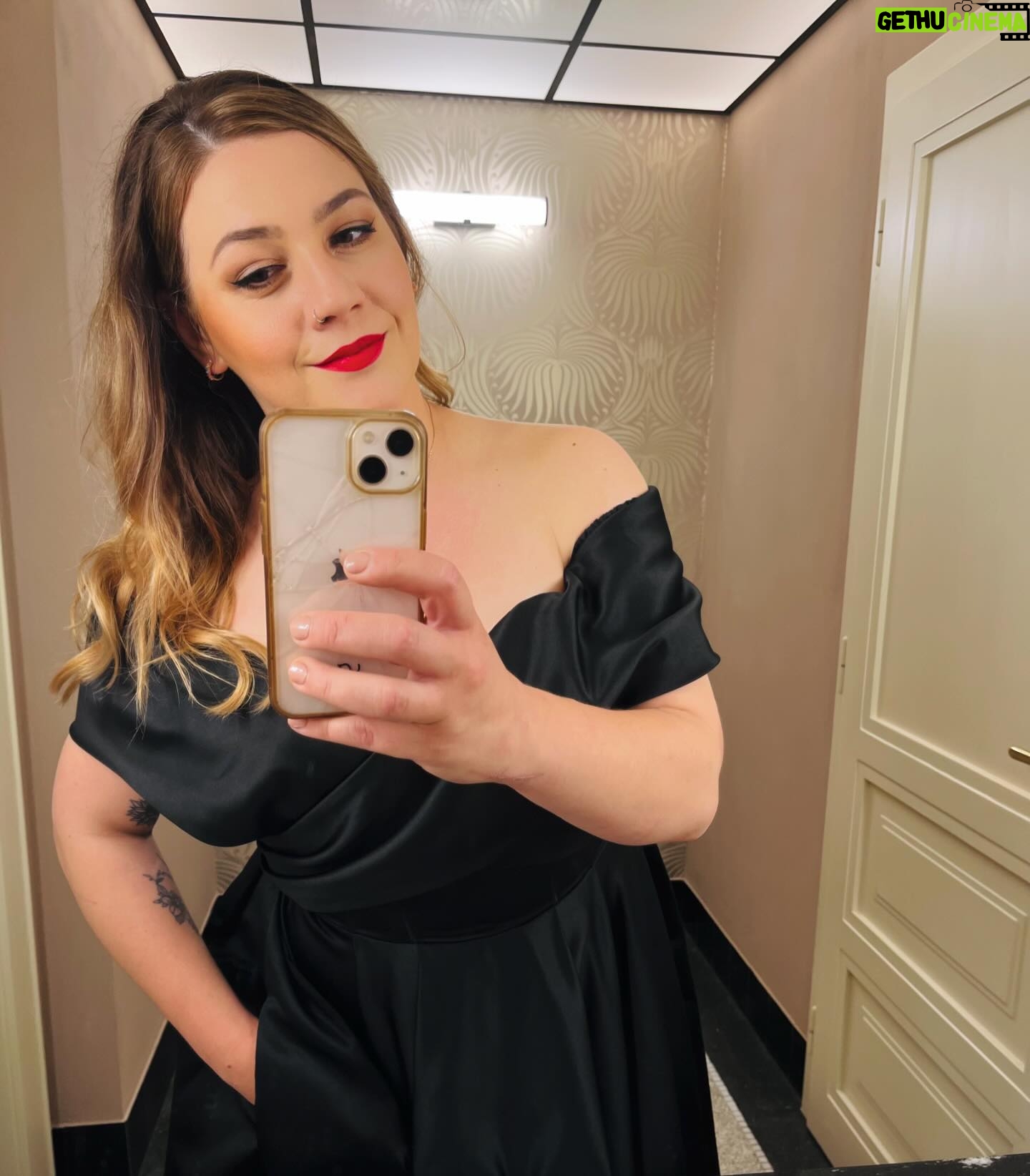 Petra Vindyšová - 322 Likes - Památná “záchodovka” z premiéry v Lucerně.
Položku “hrát ve filmu” mám na svým bucket listu odškrtnutou ✅🤣
Krásné šaty jsem si půjčila od @svatebni.centrum.adina
Vlasy mi česala úžasná @voglova.hair
Make-up… ten je ode mě 💋
#movie #movienight #cellist #musician #film