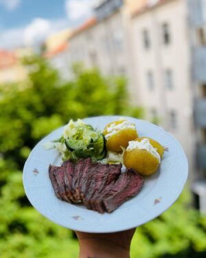 Petra Vindyšová Instagram - Tohle mě hodně bavilo! 🥩

Famózní stejkanec (to si ukážeme už příští víkend ve @snidanesnovou jak na to), silná máslová emulze z červeného zemitého vína, salát z okurek a kopru a brambora s farmářským tvarohem…

Ve zkratce úplně nejvíc “Mňam do číči!” 🐈

#steak #mediumrare #homemade #letná #novydomov #snidanesnovou