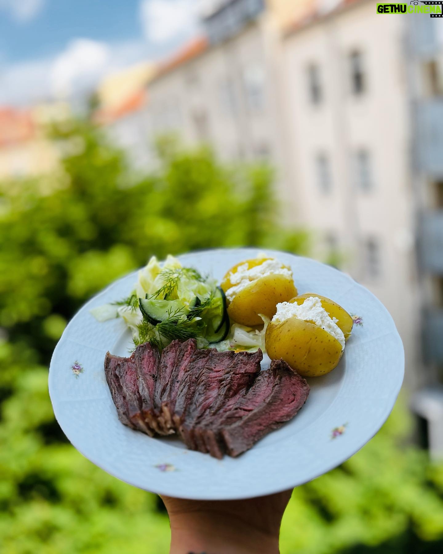 Petra Vindyšová - 100 Likes - Tohle mě hodně bavilo! 🥩
Famózní stejkanec (to si ukážeme už příští víkend ve @snidanesnovou jak na to), silná máslová emulze z červeného zemitého vína, salát z okurek a kopru a brambora s farmářským tvarohem…
Ve zkratce úplně nejvíc “Mňam do číči!” 🐈
#steak #mediumrare #homemade #letná #novydomov #snidanesnovou