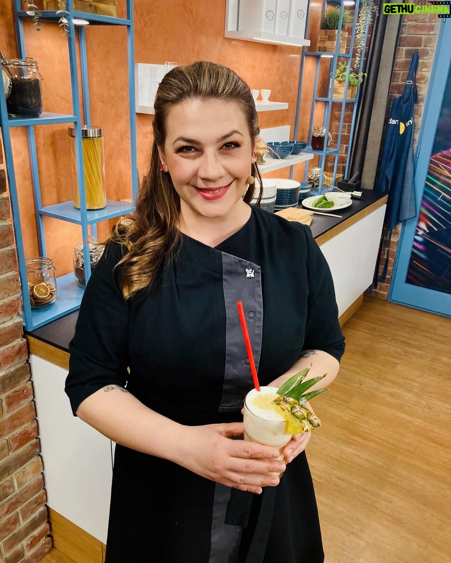 Petra Vindyšová - 98 Likes - Měla jsem hezkej víkend 🍀
Stihla jsem dvě Snídaně @snidanesnovou jednu zkoušku, jeden koncert 🎼🎶, pracovní schůzku, potkat mamku, potkat kamarády, vyzvednout krabičku, fandit hokeji a řešit trochu školu.
Únavu sice mám, ale nealkoholická Piña Colada to rychle rozbije!🍍🍹☀️
Příští týden bude ryze hudební a já se na to už těším…
vlastně neskutečně moc 🎶🎼♥️
Jaký byl Váš víkend a jaký bude Váš týden?
Doufám, že co nejvíc nejlepší a teď už přeji krásnou dobrou noc ♥️
#weekend #tvshow #chef #musician #petravari #petrahraje #thankful #chefslife #cello #happylife