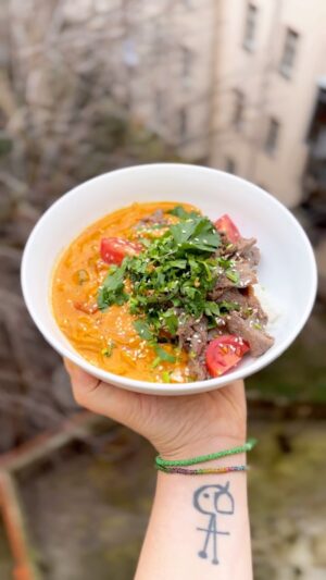 Petra Vindyšová Instagram - Red Curry s marinovaným hovězím roštencem?
Petarda! 
#petravari #chefslife #homemade #yummy #redcurry #curry #thaifood