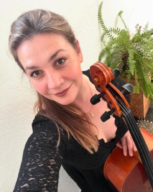 Petra Vindyšová Instagram - Už zase hraju hodně na cello a už zase jsem hodně šťastná ♥️🍀🎵

#musician #music #cello #professional #inlove #myjob #thankful #purehappiness #puravida #job