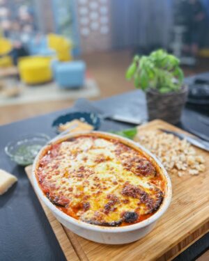 Petra Vindyšová Instagram - Zapečené lilky s parmezánem (neboli Melanzane alla Parmigiana) jsou velká láska. 
Přes veškeré peripetie kazmovského typu (😄) jsem v mé nejmilejší @snidanesnovou dovařila a dopadlo to skvěle 🍅🍆

Už se na Vás těším v červenci, kdy si společně zagrilujem!🌮♥️

#snidanesnovou #tvnovaofficial #kazma #eggplant #homemade #chefslife #tvshow #cookingshow #thankful