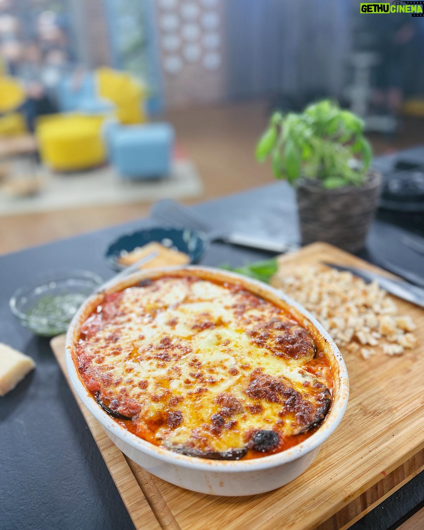 Petra Vindyšová - 124 Likes - Zapečené lilky s parmezánem (neboli Melanzane alla Parmigiana) jsou velká láska.
Přes veškeré peripetie kazmovského typu (😄) jsem v mé nejmilejší @snidanesnovou dovařila a dopadlo to skvěle 🍅🍆
Už se na Vás těším v červenci, kdy si společně zagrilujem!🌮♥️
#snidanesnovou #tvnovaofficial #kazma #eggplant #homemade #chefslife #tvshow #cookingshow #thankful