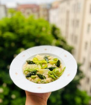 Petra Vindyšová Instagram - Krémové chřestové risotto krásně ladí s naším kaštanem ve vnitrobloku 🙂

Chřestová sezóna je v plném proudu!💚

#mňamdočíči #asparagus #chrest #asparagusseason #risotto #italianfood #homemade #petraumí #petravaří