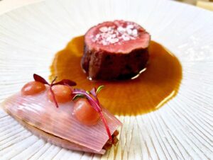 Petra Vindyšová Instagram - Vzpomínám na @masterchefcz  a na to lahodné finálové menu, které mě stálo mnoho potu, slz a téměř skoro i prst 😀. 
Ale byla to jízda a neskutečně jsem si to užila a dotáhla to do konce!
Předkrm: královský krab, slávky, zelí
Hlavní chod: telecí svíce, lanýž, brzlík, šalotka
Dezert: bílá čokoláda, yuzu, marakuja, jahody

Co na to říkáte?

Nespácháme něco podobného na podzim na @resortmalevil ?
Mé degustační menu z MasterChefa pro Vás - dorazíte? 

Slibuju, že to bude “Mňam do číči!”🐈🙂

#masterchef #degustacnimenu #mňamdočíči #petravari #petraumí #resortmalevil