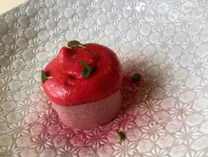 Petra Vindyšová Instagram - Vzpomínám na @masterchefcz  a na to lahodné finálové menu, které mě stálo mnoho potu, slz a téměř skoro i prst 😀. 
Ale byla to jízda a neskutečně jsem si to užila a dotáhla to do konce!
Předkrm: královský krab, slávky, zelí
Hlavní chod: telecí svíce, lanýž, brzlík, šalotka
Dezert: bílá čokoláda, yuzu, marakuja, jahody

Co na to říkáte?

Nespácháme něco podobného na podzim na @resortmalevil ?
Mé degustační menu z MasterChefa pro Vás - dorazíte? 

Slibuju, že to bude “Mňam do číči!”🐈🙂

#masterchef #degustacnimenu #mňamdočíči #petravari #petraumí #resortmalevil