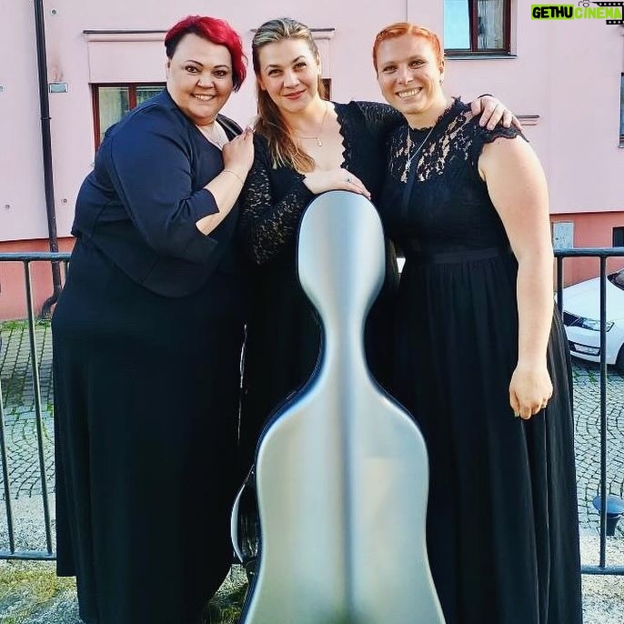 Petra Vindyšová - 115 Likes - Měla jsem možnost si zas zahrát krásnou hudbu v krásných místech. Dvořákova tvorba obecně spadá do mé nejoblíbenější a Svatební košile je moc krásná věc♥️
Na každý koncert jsem se těšila a včera mi bylo až trošku líto, že byl poslední.
Skvělým holkám ze sboru moc děkuju za fotku!
Je to pro mě vždycky neuvěřitelný, když mě někdo pozná👩🏻🍳📺
Moc děkuji za krásný čas!
Za každou příležitost hrát jsem nekonečně vděčná, je to totiž ta nejkrásnější práce na světe 🎶♥️
#musician #professional #dvorak #music #classic #chefslife #cello #musicianslife #thankful #job #inlove