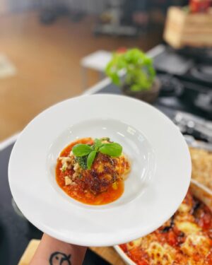 Petra Vindyšová Instagram - Zapečené lilky s parmezánem (neboli Melanzane alla Parmigiana) jsou velká láska. 
Přes veškeré peripetie kazmovského typu (😄) jsem v mé nejmilejší @snidanesnovou dovařila a dopadlo to skvěle 🍅🍆

Už se na Vás těším v červenci, kdy si společně zagrilujem!🌮♥️

#snidanesnovou #tvnovaofficial #kazma #eggplant #homemade #chefslife #tvshow #cookingshow #thankful