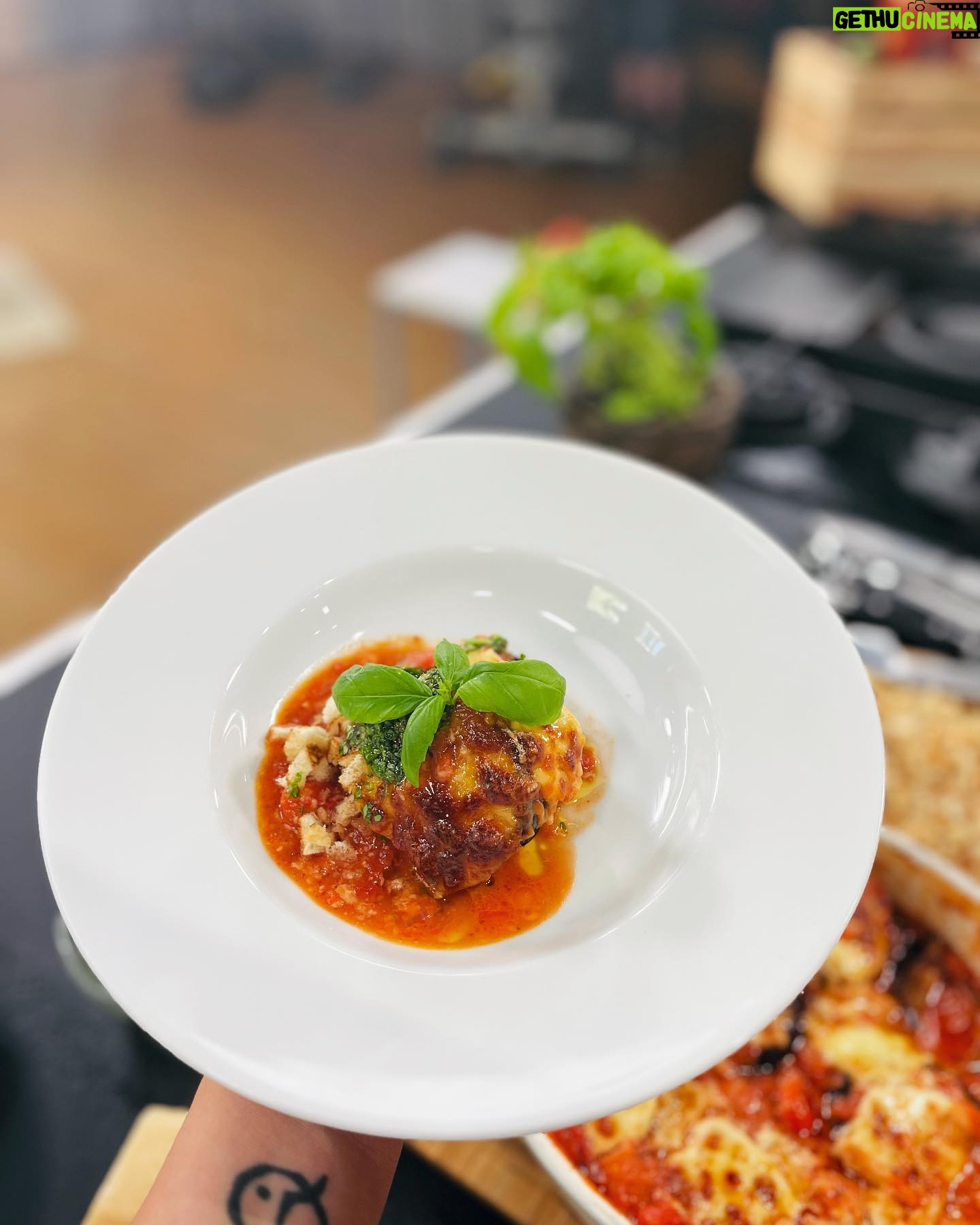 Petra Vindyšová - 124 Likes - Zapečené lilky s parmezánem (neboli Melanzane alla Parmigiana) jsou velká láska.
Přes veškeré peripetie kazmovského typu (😄) jsem v mé nejmilejší @snidanesnovou dovařila a dopadlo to skvěle 🍅🍆
Už se na Vás těším v červenci, kdy si společně zagrilujem!🌮♥️
#snidanesnovou #tvnovaofficial #kazma #eggplant #homemade #chefslife #tvshow #cookingshow #thankful