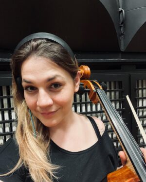 Petra Vindyšová Instagram - Jak mně tohle několik let chybělo!
Parta profesionálů - žádný zdlouhavý zkoušení a přehrávání triviálních nesmyslů až do úplného nesmyslu. 
Příjdeš - sedneš - zahraješ a ono to funguje♥️!

Pořád to tam je🍀🙏🏻

#cello #pragueconsevatorybound #violoncello #professional #musician #chef