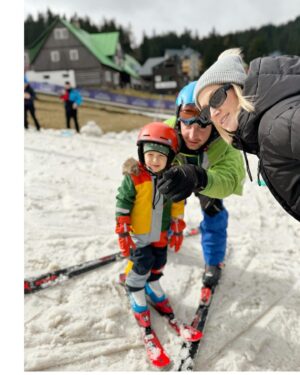Petra Vojtková Instagram - Jsem nadšenááá, Nathánek letos opravdu lyžoval🎿
Bavilo ho to a to i díky super přístupu @skiresort.cz a instruktora Nicolase. Loni byl taky na lyžích, měl dva roky a bylo to brzo🤷‍♀️ Ale věřím, že to tam v té hlavě někde na letošek zůstalo.

Jo, musela jsem se smát, jméno Nicolas jsem moc chtěla pro kluky a nikdy to neklaplo. A jestli se chcete zasmát víc, jeho druhé jméno bylo Vincent. Byli s Náťou kámoši😉 No, to jsou mi náhody😂 Zima končí a my jsme se rozloučili se ctí. Báječně si ještě užíváme @apartmanysvatyvavrinec ale o tom zítra😉
Tak hezký nedělní večer🥰