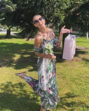 Petra Vojtková Instagram - Dnes jsem rozdávala první vysvědčení pro moje muzikálové hvězdy na ZUŠce a byl to krásný pocit😇Byl to teda dobrodružný rok spolu s těhu, porodem a Natíkem i Víňou po mém boku. Chtěla bych moc poděkovat Romanovi a Evičce Káchové za pomoc🙏Děkuji za všechny dárečky🙏 
A zítra ještě rozdám dramaťáčkům🤩 Těším se🤎

#vysvedceni #konecskolnihoroku @jazykovaskola_easyspeak