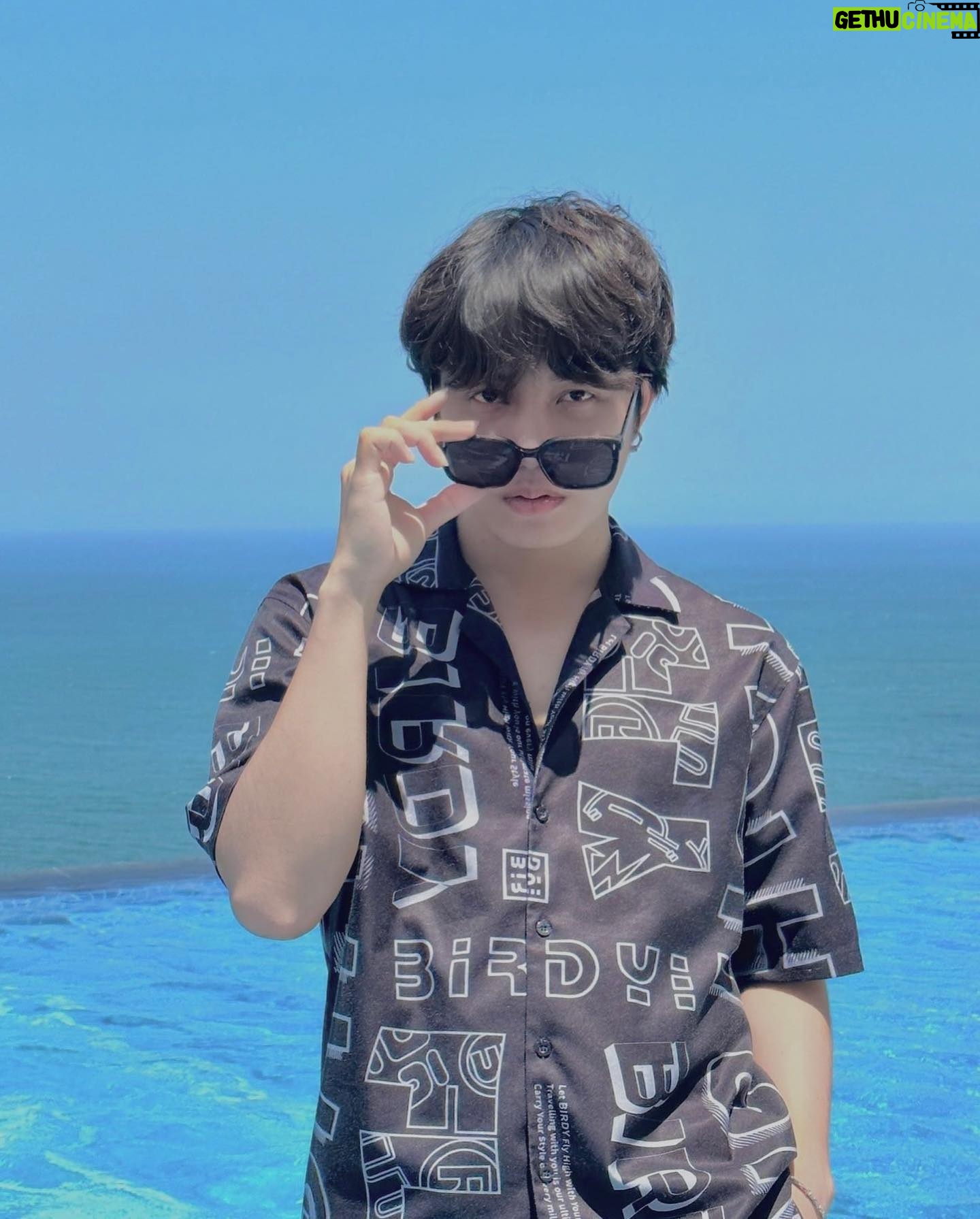 Phạm Thế Bằng - 307 Likes - Em đừng so sánh em với họ
Em ở trong mess, còn họ ở Zalo 😇