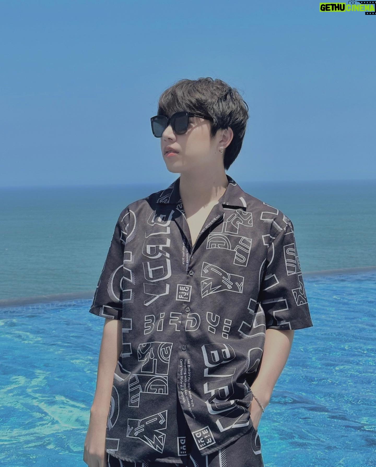 Phạm Thế Bằng - 307 Likes - Em đừng so sánh em với họ
Em ở trong mess, còn họ ở Zalo 😇
