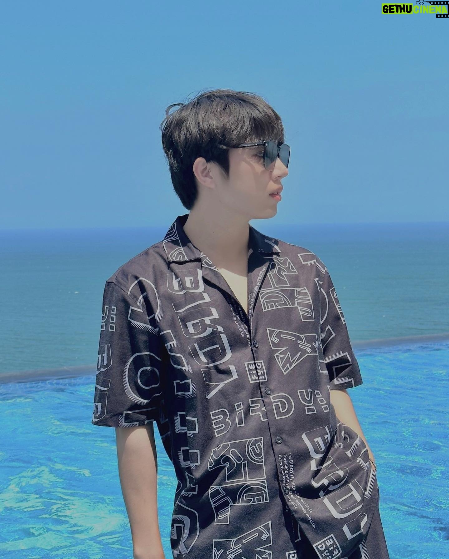 Phạm Thế Bằng - 307 Likes - Em đừng so sánh em với họ
Em ở trong mess, còn họ ở Zalo 😇