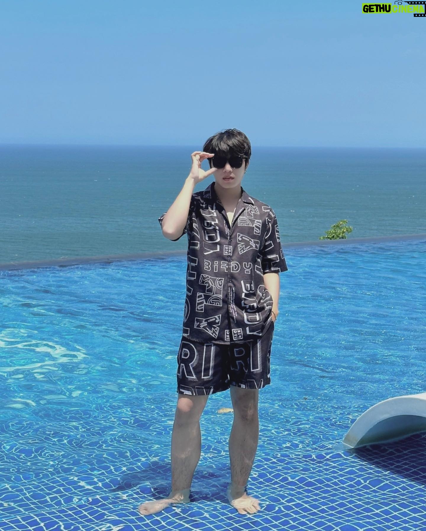 Phạm Thế Bằng - 307 Likes - Em đừng so sánh em với họ
Em ở trong mess, còn họ ở Zalo 😇