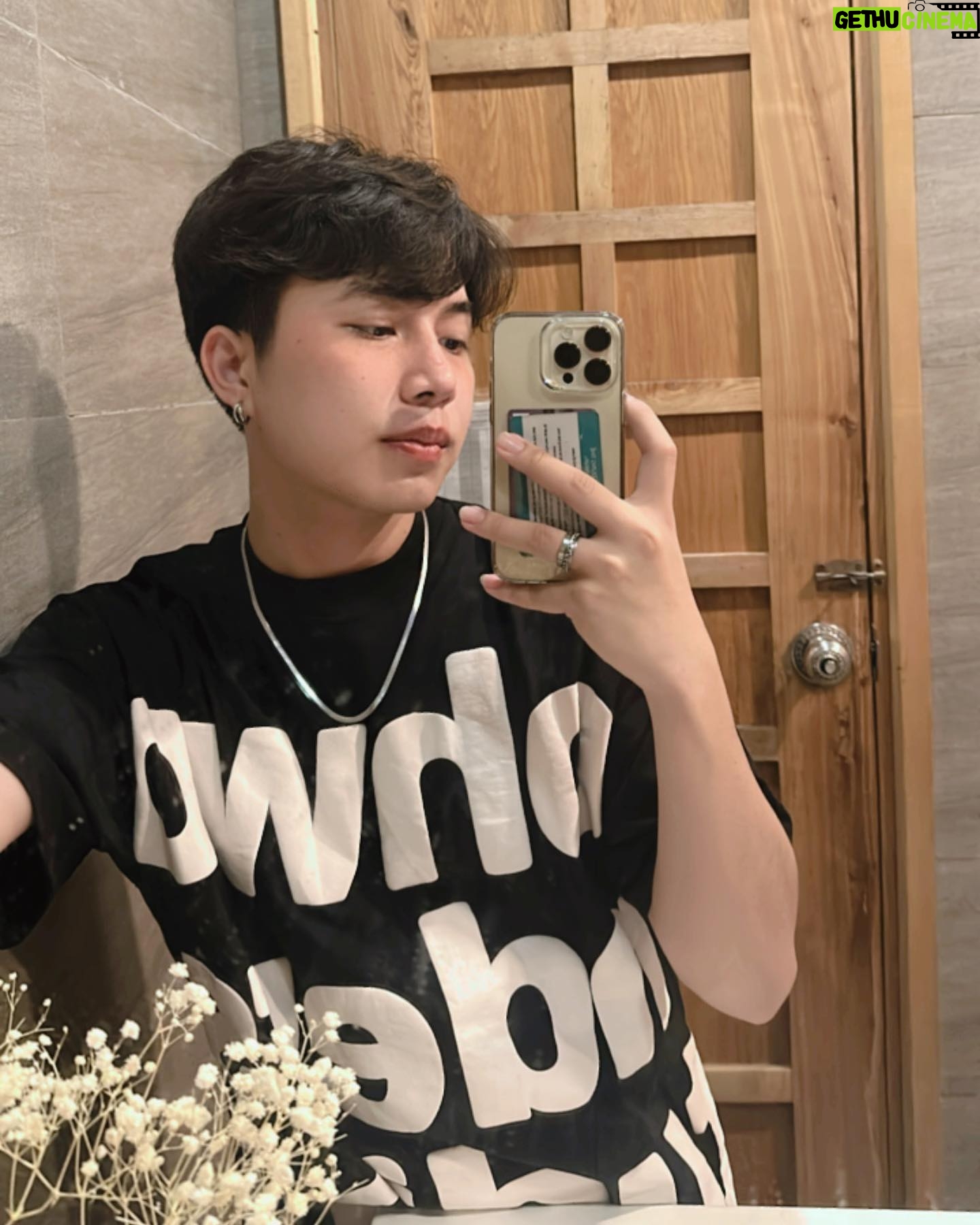 Phạm Thế Bằng - 394 Likes - Có người buồn vì nhớ em, có người vì nhớ em nên mới buồn 🖤