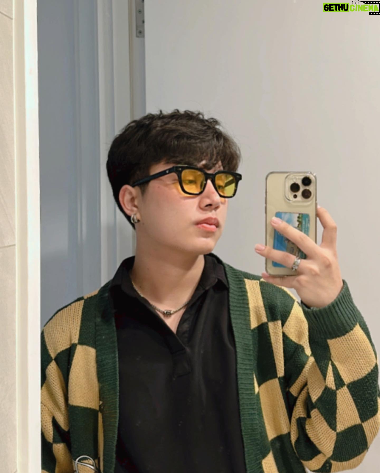 Phạm Thế Bằng - 386 Likes - Giờ anh chưa có gì trong tay cả
Nếu em đồng ý, anh sẽ cho em những lời hứa 🖤