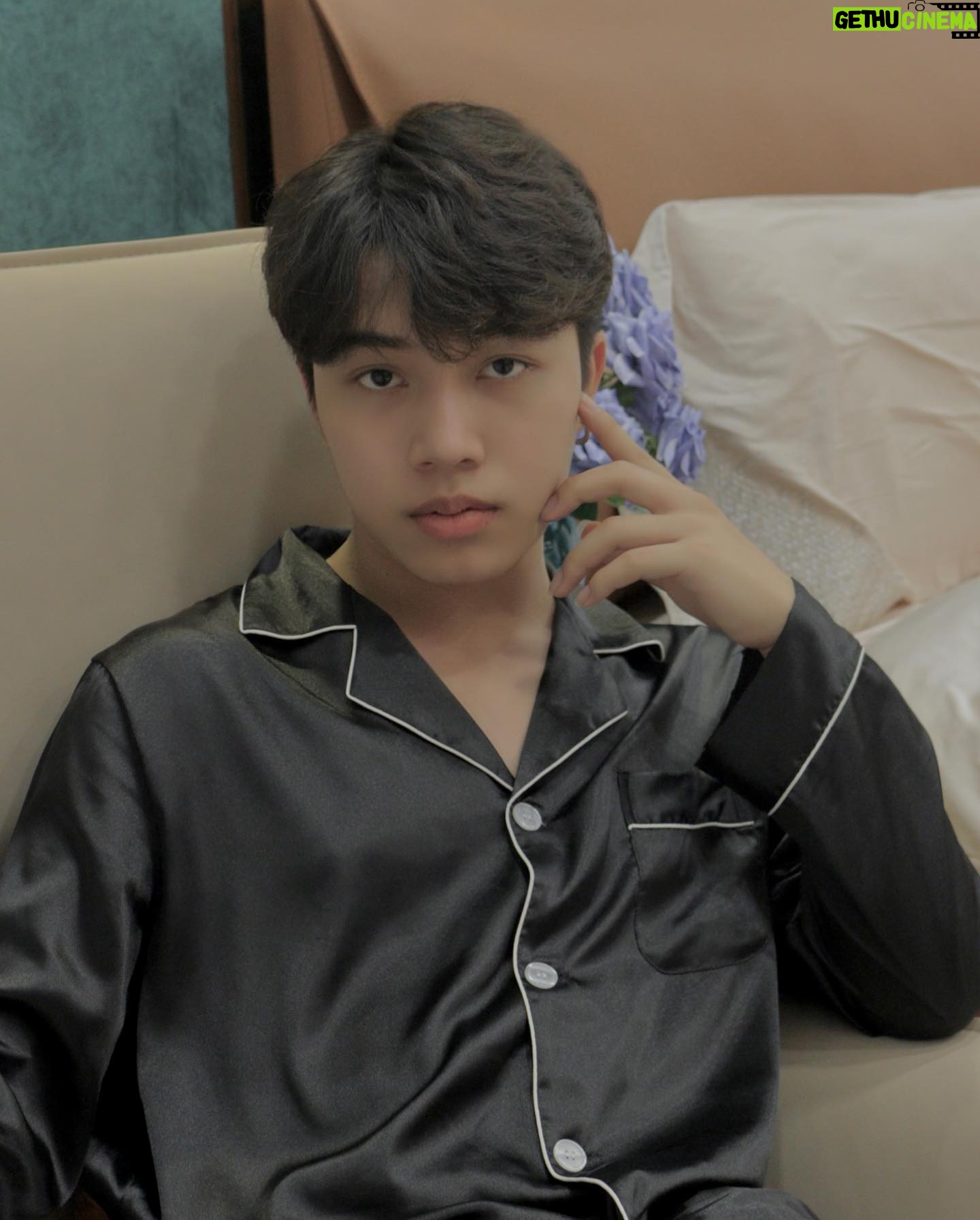 Phạm Thế Bằng - 316 Likes - Hôn em được gọi là trả bài
Vì anh thích được kiểm tra miệng em 🤭