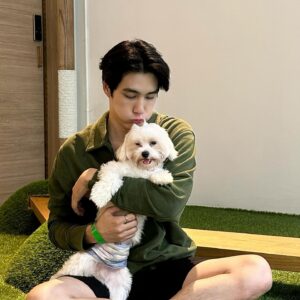 Phanuroj Chalermkijporntavee Instagram - พามาวิ่ง = เปลี่ยนที่นอน🐶🤨