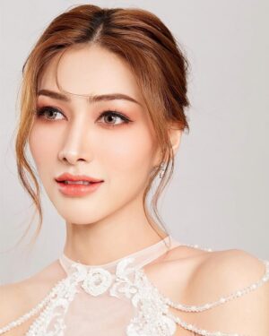 Pheeraya Phuangsombut Instagram - ใส่ชุดเจ้าสาวแล้วอยากใส่ชุดเจ้าบ่าวบ้าง 😁
Makeup: @milkymakeup4u 
Hair: @benja_hair 
Photo📸: @kenny.photo.8 
🌈