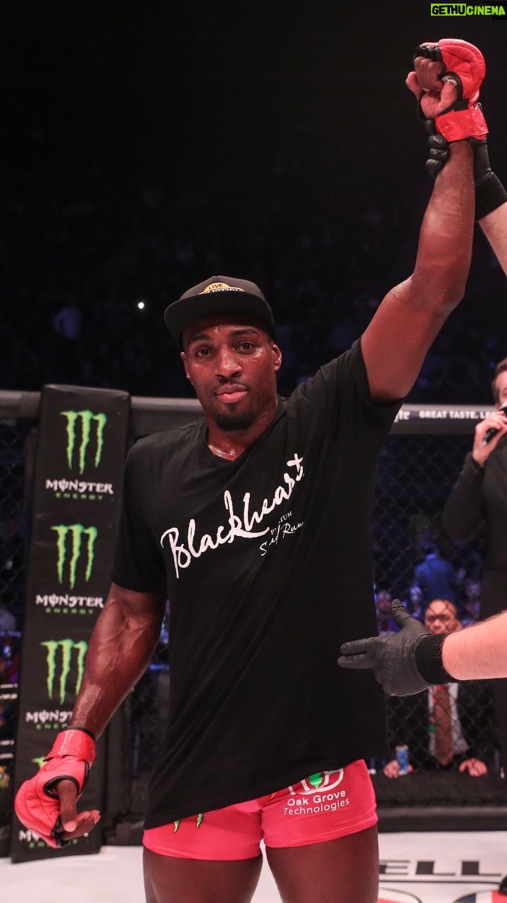 Phil Davis - 3.4K Likes - 𝗠𝗿. 𝗪𝗼𝗻𝗱𝗲𝗿𝗳𝘂𝗹 𝗶𝘀 𝗕𝗔𝗖𝗞! 🤼
@philmrw steps into the Bellator cage to face @coreya_mma in Chicago 👊
#Bellator297 | Fri, June 16 | @wintrustarena 🎟