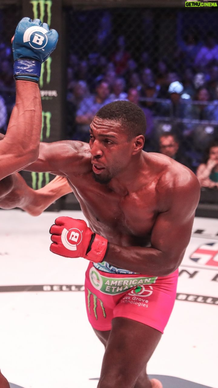 Phil Davis - 3.4K Likes - 🤯 Phil Davis is always a threat!
#OnThisDay in 2018, @philmrw landed a sensational head kick KO. 🔥
He returns against @coreya_mma on June 16th at the @wintrustarena. #Bellator297