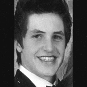 Phil Dunster Instagram - 1st: What I thought I looked like when I was 16 heading to prom about to tear up ‘Fix You’ on the dance floor…

2nd & 3rd: Me and J actually tearing up ‘Fix You’ on the dance floor. (Don’t watch that chipped tooth…)

Not far off to be fair… not far off🚬🤏😮‍💨

All thanks to @louboutinworld for hosting me at the @fashionawardsrp by @britishfashioncouncil and providing some sole.
And of course @omega and @ralphlauren for kitting me out.

Praise be to:
@warrenalfiebaker and  @jamesyardley 
(For the 1st one… I’m not sure how they’d feel about the trouser length on the 2nd…)

And the gawwwwjus @charlieculleneducation for the hair wave 🌊

📸: @annastokland