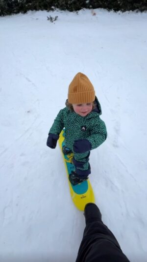 Phil Roy Instagram - Planche à neige et p’tite coulisse de nez. #snowboard #plancheaneige #snowboardgirl #capcut