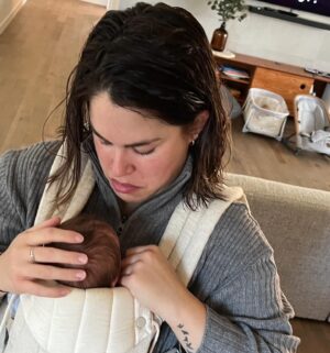 Phil Roy Instagram - Bonne fête à ce hotbabe, avec qui je partage les plus beaux moments. Cette Reine du porte bébé qui calme tout sur son passage. Qui aurait pu croire que cette soirée de canicule sur Masson était le début de la plus belle histoire au monde. Bonne fête Virg! Je t’aime.
