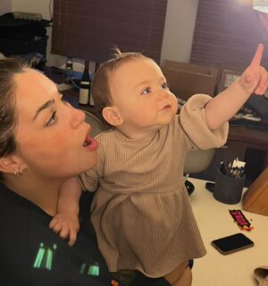 Phil Roy Instagram - Bonne fête à ce hotbabe, avec qui je partage les plus beaux moments. Cette Reine du porte bébé qui calme tout sur son passage. Qui aurait pu croire que cette soirée de canicule sur Masson était le début de la plus belle histoire au monde. Bonne fête Virg! Je t’aime.
