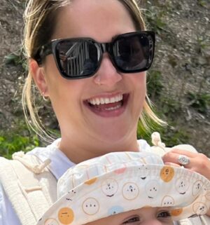 Phil Roy Instagram - Bonne fête à ce hotbabe, avec qui je partage les plus beaux moments. Cette Reine du porte bébé qui calme tout sur son passage. Qui aurait pu croire que cette soirée de canicule sur Masson était le début de la plus belle histoire au monde. Bonne fête Virg! Je t’aime.