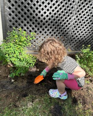 Phil Roy Instagram - Jardinage, apprendre le golf pis des humains en or! À date l’été c’est passionnant! #swingtaslice #jardinetonjardin #radioradio #bardeauxmaispasbrigitte #lanouvellepassiongolf