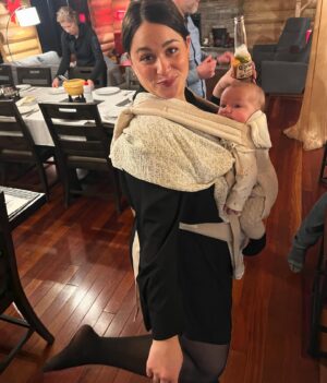 Phil Roy Instagram - Bière et porte-bébé… c’est ça ma hot mom.