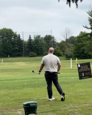 Phil Roy Instagram - Jardinage, apprendre le golf pis des humains en or! À date l’été c’est passionnant! #swingtaslice #jardinetonjardin #radioradio #bardeauxmaispasbrigitte #lanouvellepassiongolf