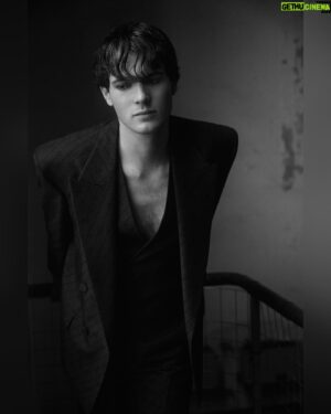 Philip Froissant Instagram - @icon.magazin Mr. Icon pt 1

Some of the beautiful shots by @alex_wtb ,was such a pleasure to work with you guys! #mricon 

Photo @alex_wtb
Styling @daniel.sartore
Hair   Make-Up with @labiosthetiqueparis @joerg_oppermann @maja__botic
Production @repberlin
Ac @lexi.gundlack@sebastian.eichelberger