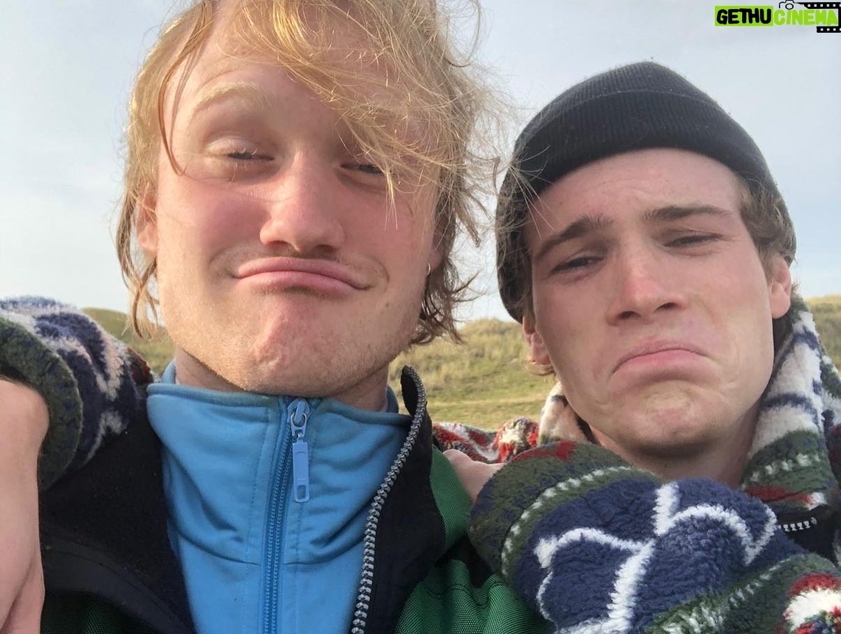 Philip Froissant - 5.4K Likes - @sammy.scheuritzel and me rehearsing our epic fight scene that didn’t make it into the movie due to unfortunate circumstances
5days to go!!! Schwarze Insel @netflixde
#schwarzeinsel #netflixde #sammyscheuritzelwasmyfirstlove #moviebestie