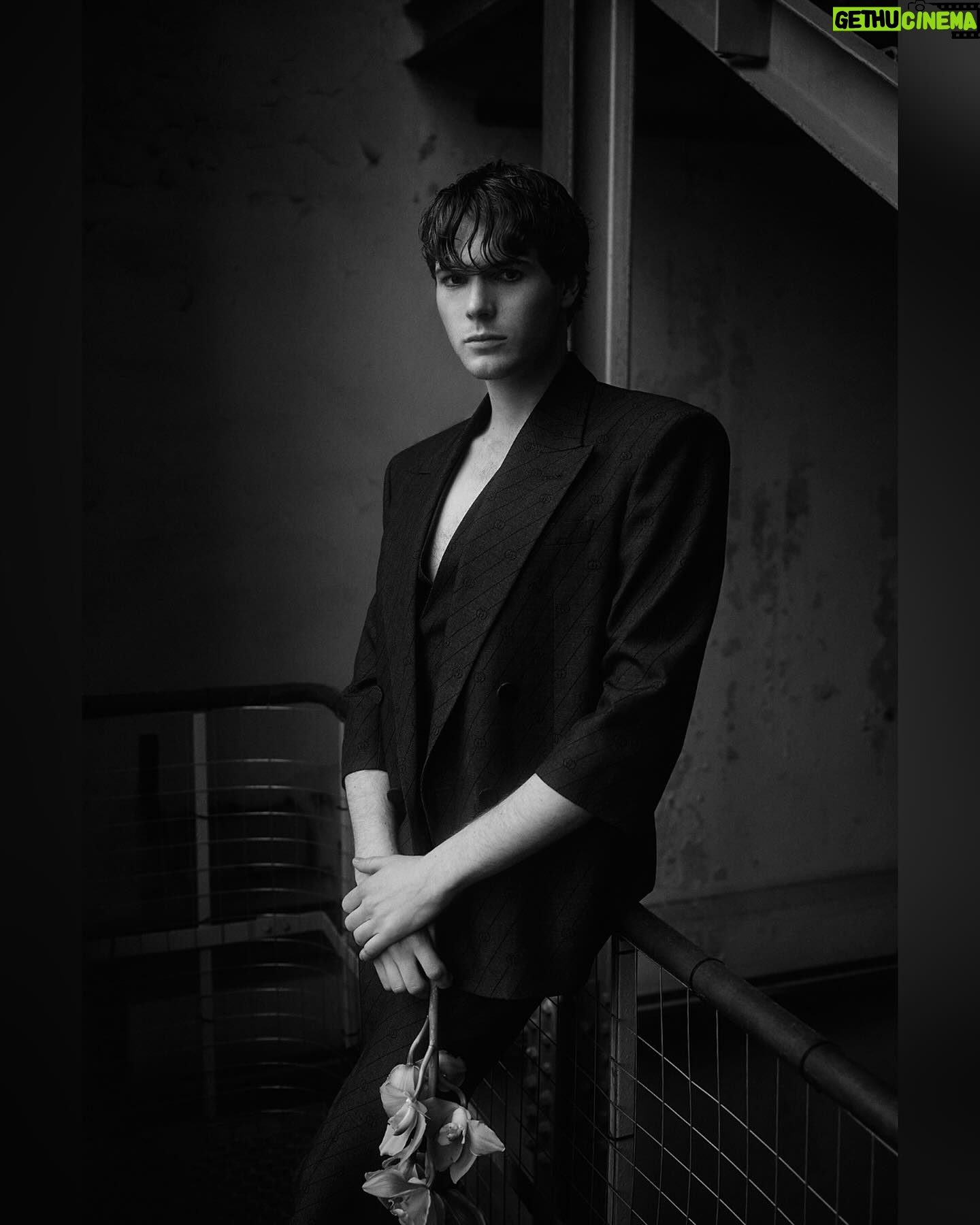 Philip Froissant - 5.3K Likes - @icon.magazin Mr. Icon pt 1
Some of the beautiful shots by @alex_wtb ,was such a pleasure to work with you guys! #mricon
Photo @alex_wtb
Styling @daniel.sartore
Hair Make-Up with @labiosthetiqueparis @joerg_oppermann @maja__botic
Production @repberlin
Ac @lexi.gundlack@sebastian.eichelberger