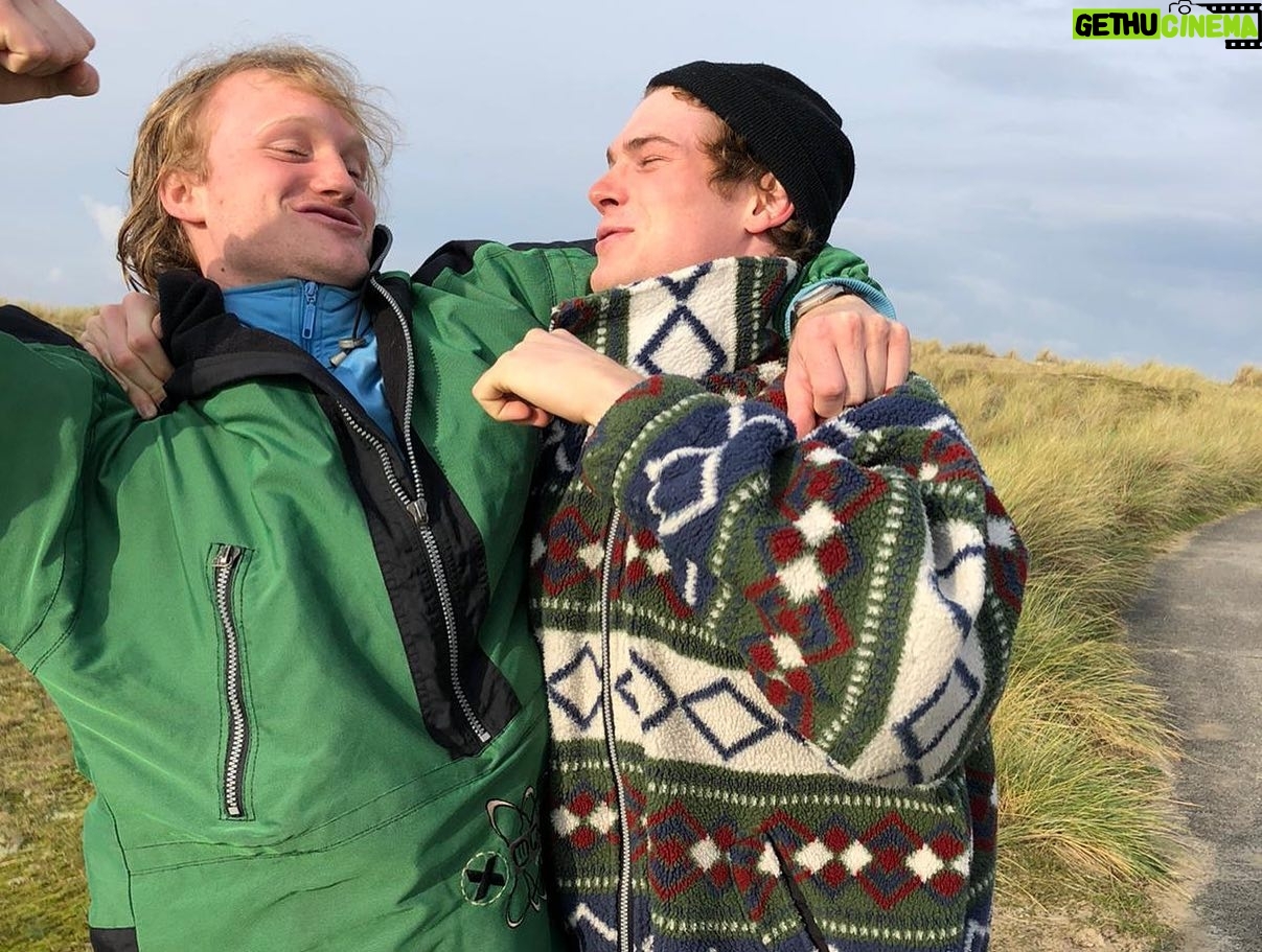 Philip Froissant - 5.4K Likes - @sammy.scheuritzel and me rehearsing our epic fight scene that didn’t make it into the movie due to unfortunate circumstances
5days to go!!! Schwarze Insel @netflixde
#schwarzeinsel #netflixde #sammyscheuritzelwasmyfirstlove #moviebestie