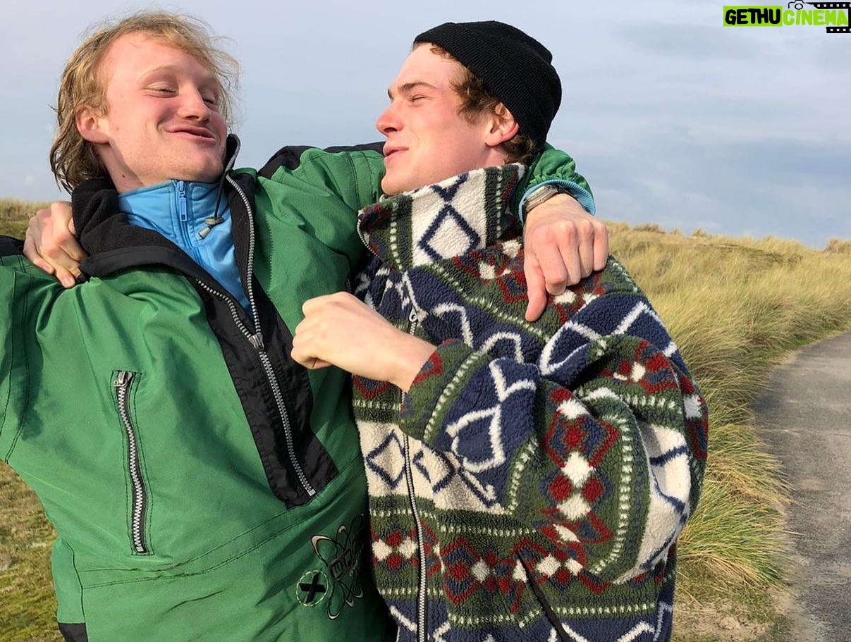 Philip Froissant - 5.4K Likes - @sammy.scheuritzel and me rehearsing our epic fight scene that didn’t make it into the movie due to unfortunate circumstances
5days to go!!! Schwarze Insel @netflixde
#schwarzeinsel #netflixde #sammyscheuritzelwasmyfirstlove #moviebestie