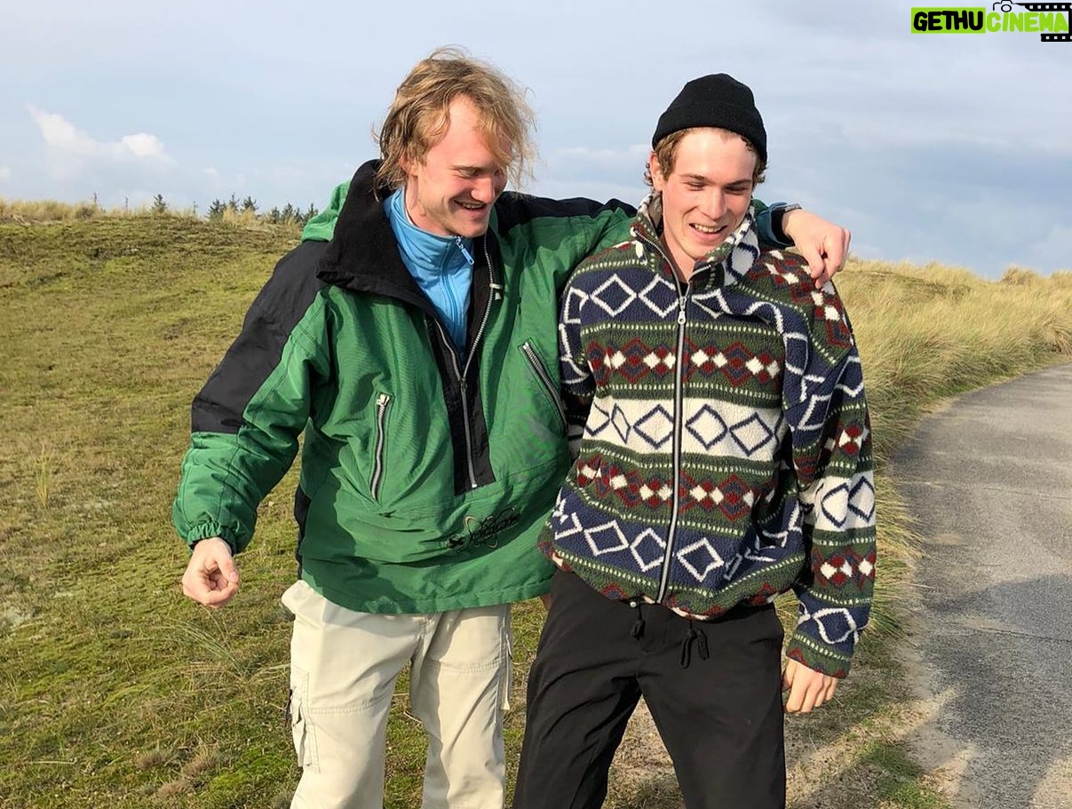 Philip Froissant - 5.4K Likes - @sammy.scheuritzel and me rehearsing our epic fight scene that didn’t make it into the movie due to unfortunate circumstances
5days to go!!! Schwarze Insel @netflixde
#schwarzeinsel #netflixde #sammyscheuritzelwasmyfirstlove #moviebestie