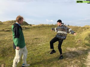 Philip Froissant Instagram - @sammy.scheuritzel and me rehearsing our epic fight scene that didn’t make it into the movie due to unfortunate circumstances 

5days to go!!! Schwarze Insel @netflixde 

#schwarzeinsel #netflixde #sammyscheuritzelwasmyfirstlove #moviebestie