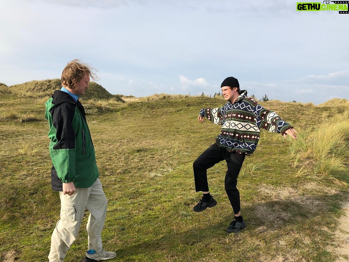 Philip Froissant - 5.4K Likes - @sammy.scheuritzel and me rehearsing our epic fight scene that didn’t make it into the movie due to unfortunate circumstances
5days to go!!! Schwarze Insel @netflixde
#schwarzeinsel #netflixde #sammyscheuritzelwasmyfirstlove #moviebestie
