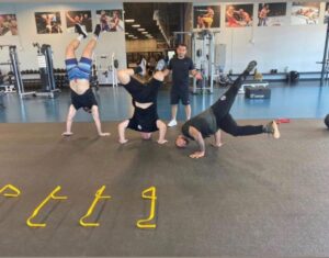 Philipe Lins Instagram - Somos todos “artistas” marciais // We are all martial “artists” 😁😬💪 #ufc #mma #martialartist #teamlins #tb #keepgoing #nevergiveup