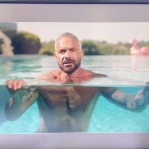 Philippe Bas Instagram - Pour toutes celles et ceux qui sont en vacances et aussi pour tous les autres, passez un tres bel été ! Attention à ce que vous portez quand même…
Destination été. ☀️