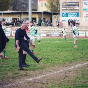Philippe Bas Instagram - Coup d’envoi avec son président et très belle victoire pour le @rugby_club_draguignan_ ! Invaincu à domicile cette saison. 👏👏👏🔥🏉 #patrickrateau #rcdraguignan #rugby #varmatin