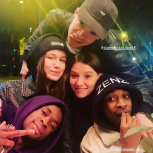 Philippine Stindel Instagram - Trop des batards mais je les aimes #skamfamily #skamfamilyquetuverrasjamaisaseoul
@zoemarchal  @ddnleo @theochristine18 @kenzafarahofficiel