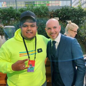 Phillipe Loures Instagram - Mano que doidera, do nada o @pitbull aparece, que tanto de musica top esse cara ja lançou...🎵👏🏼😍 qual cantor voce gostaria de conhecer?? Comenta ai