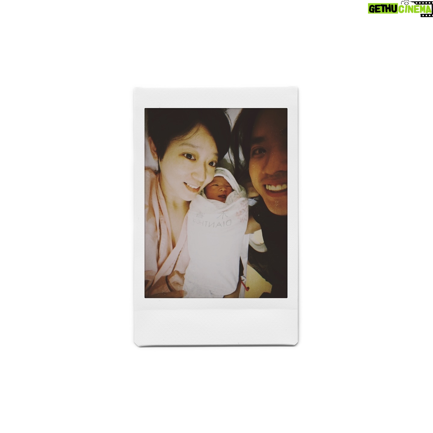 Phoebe Lin - 1.7K Likes - 👶🏻
第二胎的感受真的是double
懷的過程特別辛苦
生的痛特別強烈
這次生產更害怕
少了第一胎的衝勁和義無反顧
多了很多擔憂和萬一
生產前躺在那身體都會不自覺的發抖
((覺得生到眼球都凸了
這次真的是封箱之作人生圓滿謝謝感恩😌
謝謝桃園禾馨我兩胎的陳貞蓉醫生((每次掛號都爆掉但我生完了所以你們可以預約
每次產檢她都樂觀開朗的鼓勵我
:媽媽開心最重要!想吃什麼就吃喔!
生產中她也都給予溫柔堅定的力量給我滿滿的安全感💪🏻
當然還有先生跟家人啦!先生很重要🫶🏻
最後就是大家最關心的我的女兒看到弟弟有沒有說什麼?
有
她說:我不要看了我想回家。
#welcometotheworld #hello_ocean